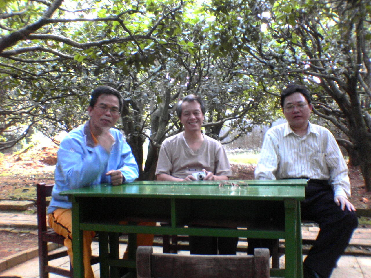 左一作者,賴先生及高先生為合作伙伴,攝於南投縣的桂花園。 網站義工參加某外丹功大會留影。左一為作者。 外丹功中年人的保健,男女有別嗎?身健精力好,儀容有光度,素顏就是美。 外丹功啟動先天氣,生命的靈泉活水,讓生命再充滿活力,腦力更靈光。 四肢骨節靈活,走路輕盈有活力,抬頭挺胸,壯碩威儀,或是婷婷玉立,就是中年人應有的精、氣、神表現,這些都是男女應俱的條件。外丹功練功3個月(百日築基)漸漸像個樣,一年後(先後天氣初具基礎)還真有樣,三年後(生命磁場已顯現,神氣合一)就真有樣了。 中年人怕更年期一到,快速